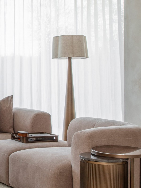 Elegancka lampa podłogowa w przydymionym złocie do salonu