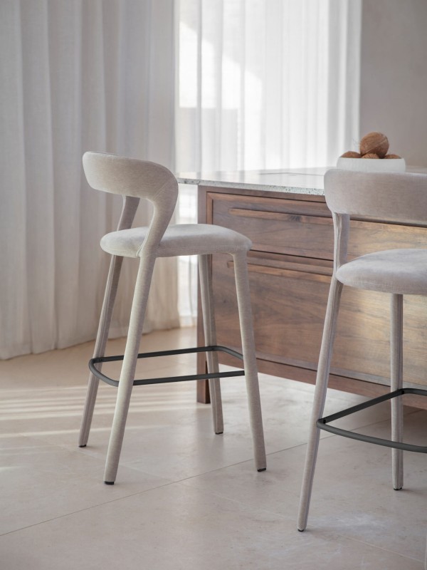 Dwa tapicerowane krzesła barowe Maldon Taupe beżowe wysokie krzesła barowe