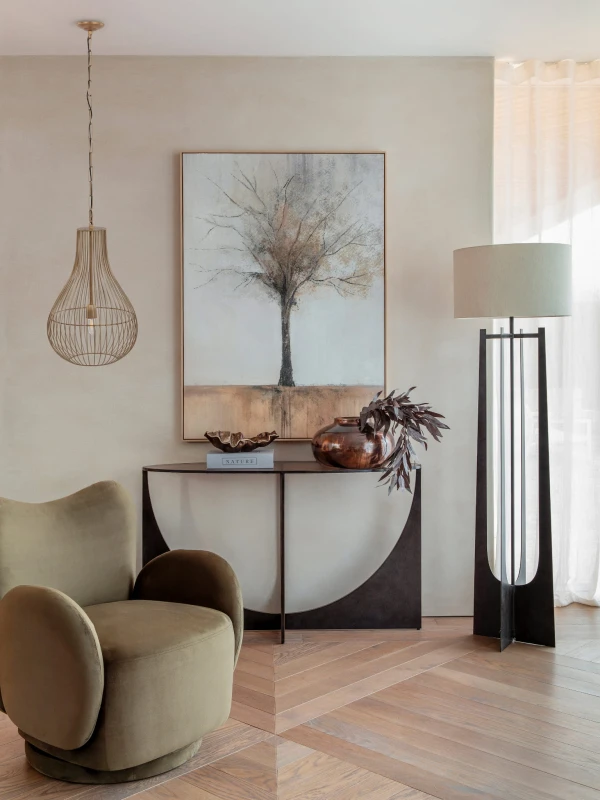 Czarna lampa stojąca z jasnym lnianym abażurem