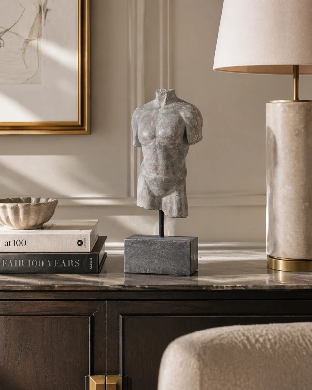 Rzeźba Male Torso na podstawie 45 cm żelazo żywica szara statua