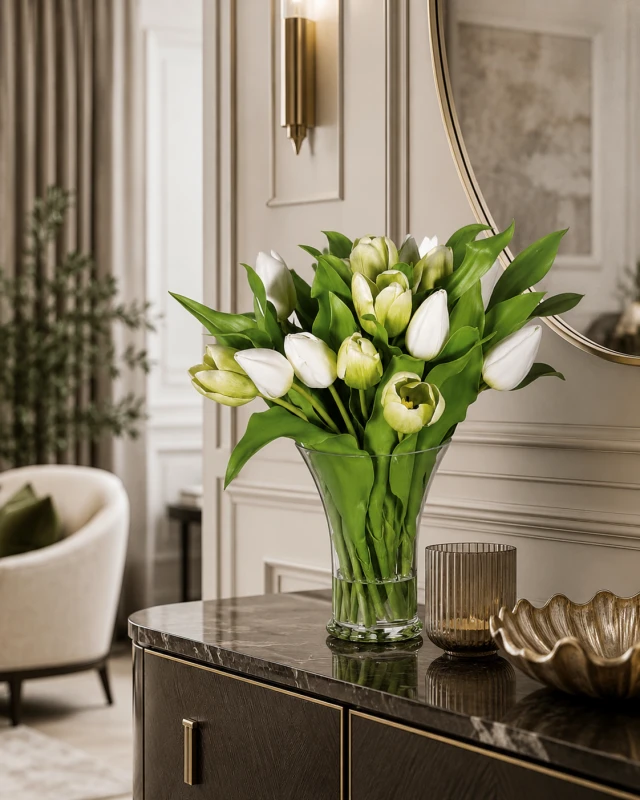 Dekoracja sztuczne kwiaty Tulip tulipany białe 45 cm wysokości szklany wazon