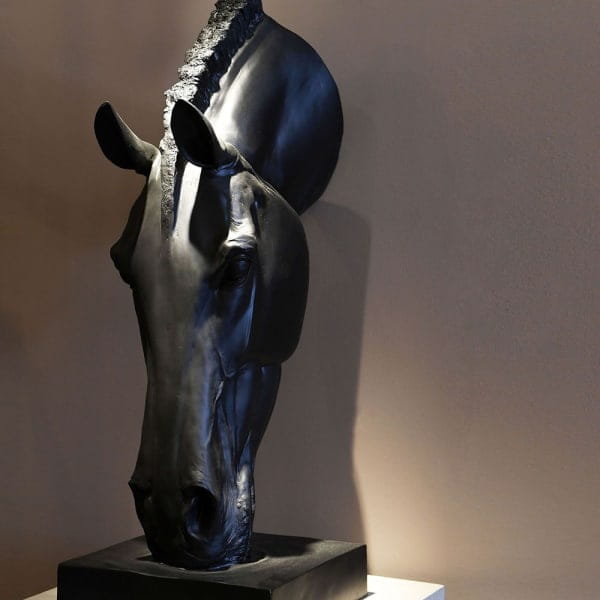 Duża czarna statua konia z poliresinu na podstawie