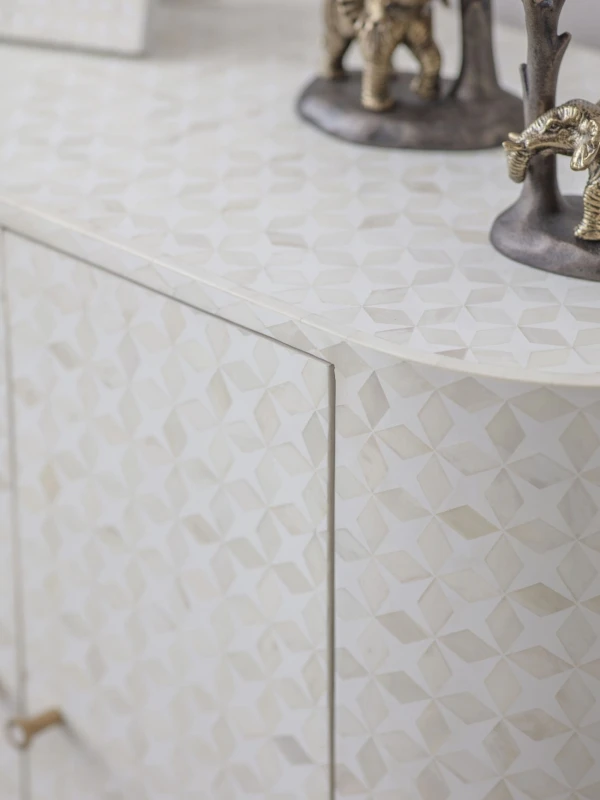 Biała komoda dwudrzwiowa Luxury Aspen 100 cm złota podstawa