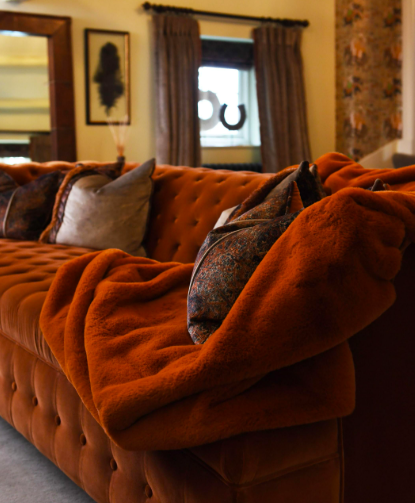 Pomarańczowa sofa velvet Eaton Naranja 245 cm z pikowaniem do salonu