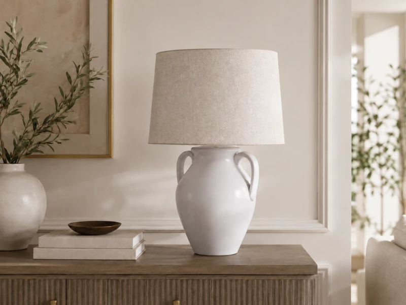 Lampa stołowa Vase 65 biała ceramiczna podstawa jasny abażur lniany