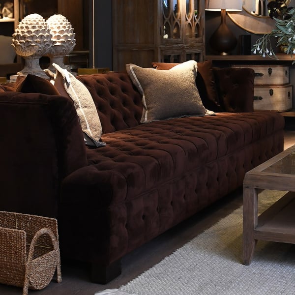 Brązowa sofa Chocolate 242 cm z dekoracyjnymi guzikami
