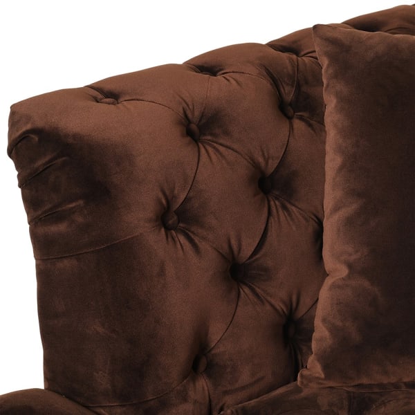 Brązowa sofa z guzikami i miękkim siedziskiem