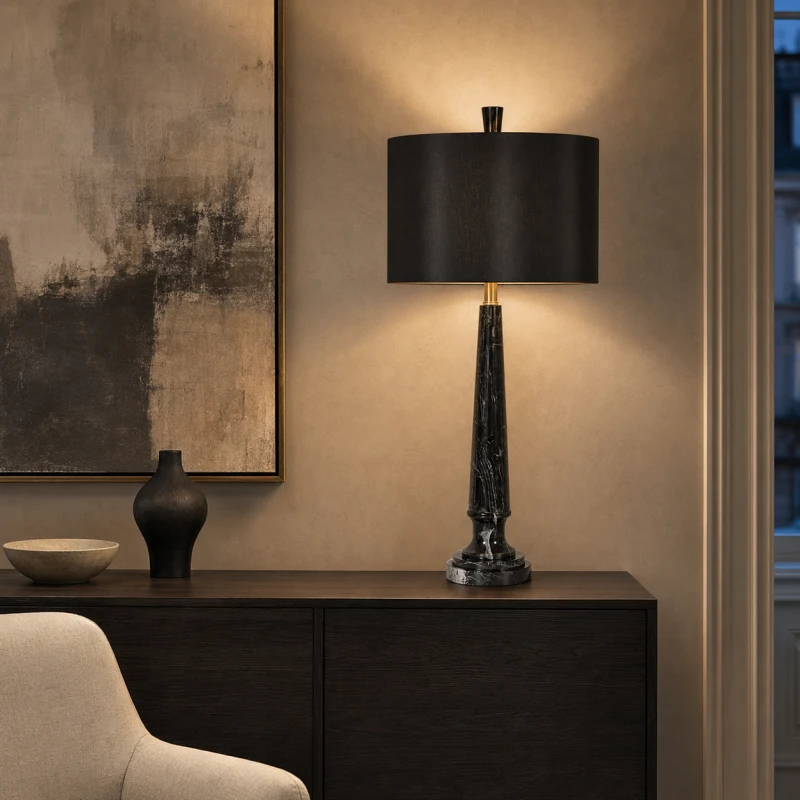 Czarna lampa z marmurową podstawą i mosiężnymi detalami