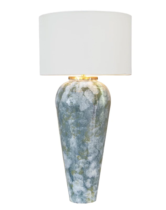 Lampa stołowa Alhambra z jasnym abażurem ustawiona na białej komodzie