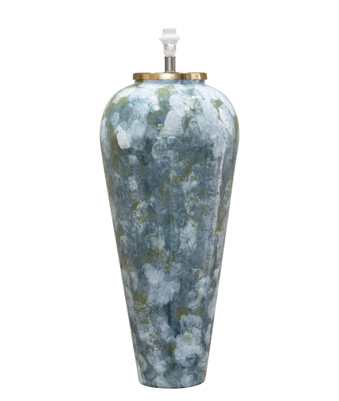 Lampa stołowa Alhambra z jasnym abażurem ustawiona na białej komodzie