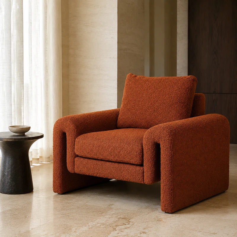 Designerski fotel do salonu w rdzawym kolorze