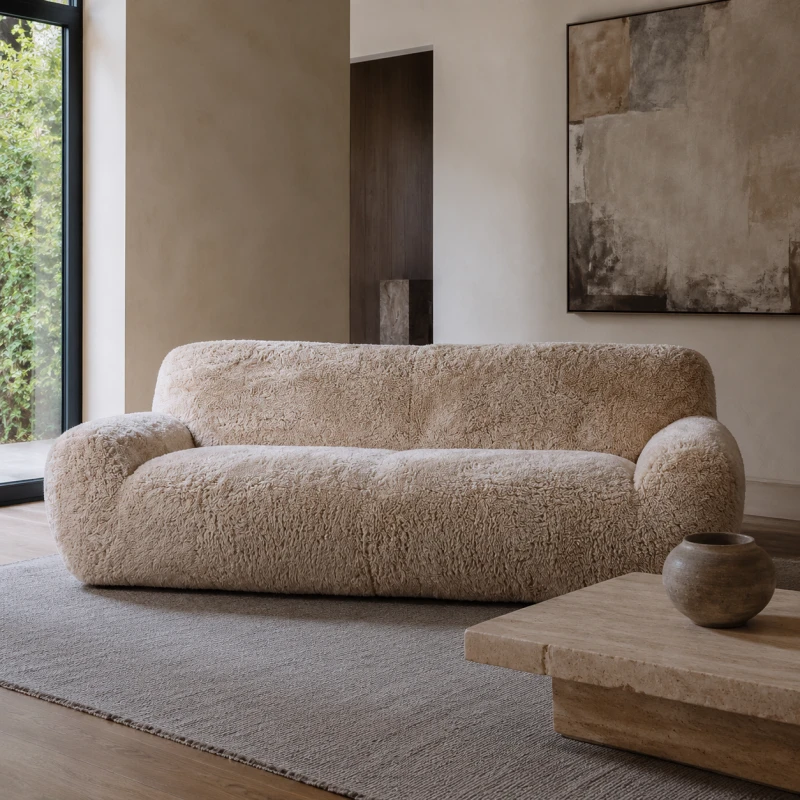 Beżowa sofa trzyosobowa Lyall w tkaninie typu baranek