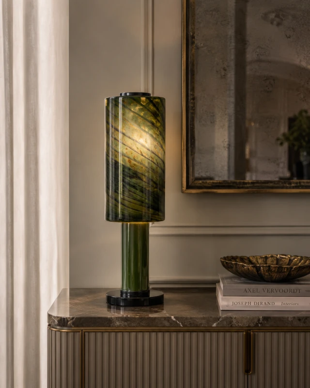 Zielona szklana lampa stołowa z czarną podstawą