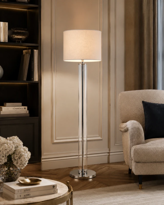 Szklana lampa stojąca z kremowym lnianym abażurem