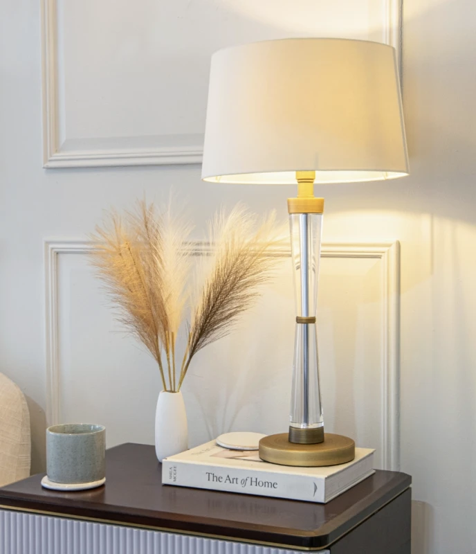 Lampa stołowa Nelle z transparentną szklaną podstawą