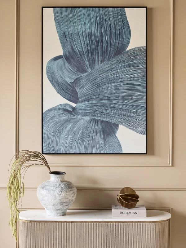 Obraz Maldon Indigo nad komodą w eleganckim wnętrzu