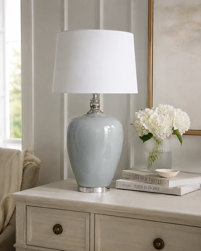 Błękitna ceramiczna lampa z białym lnianym abażurem