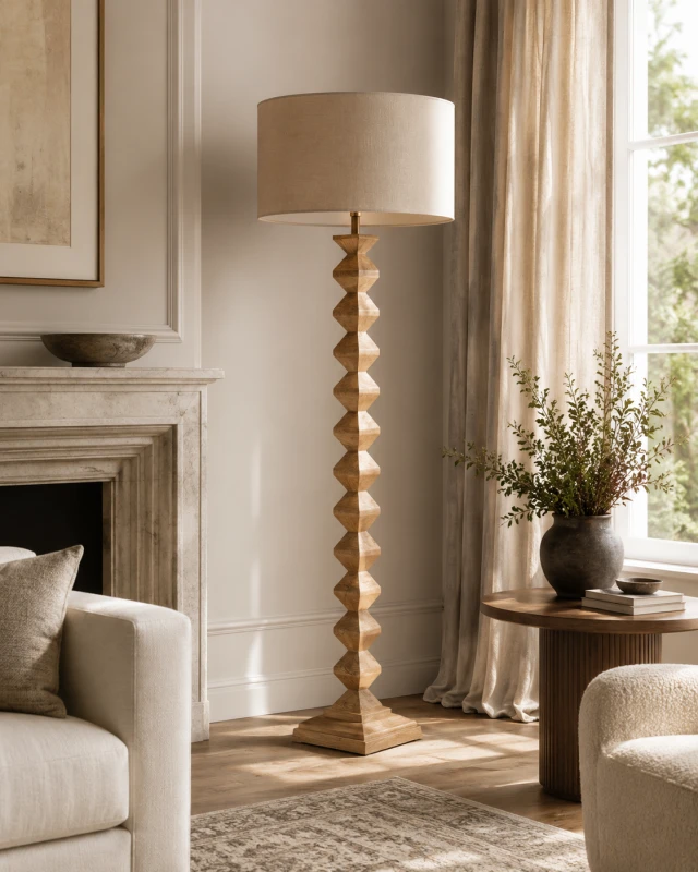 Wysoka drewniana lampa do eleganckiego salonu