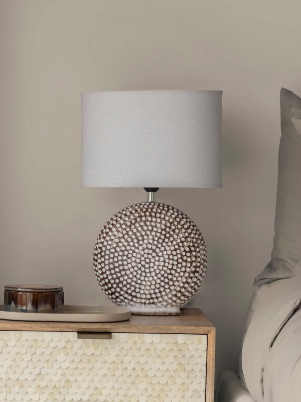 Brązowa ceramiczna lampa z jasnym lnianym abażurem