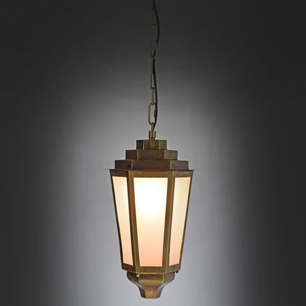 Klasyczna mosiężna lampa do przedpokoju