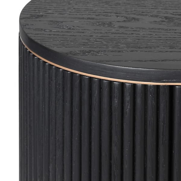 Detal dębowego blatu i pionowych ryflowań komody Nero Ribbed