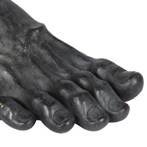 Zbliżenie detali anatomicznych rzeźby Piede Dark