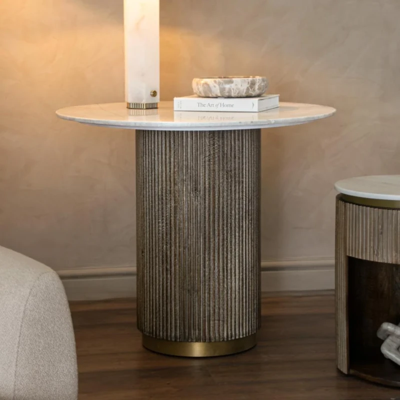 Konsola Maigue 90 cm w eleganckim salonie z marmurową lampą