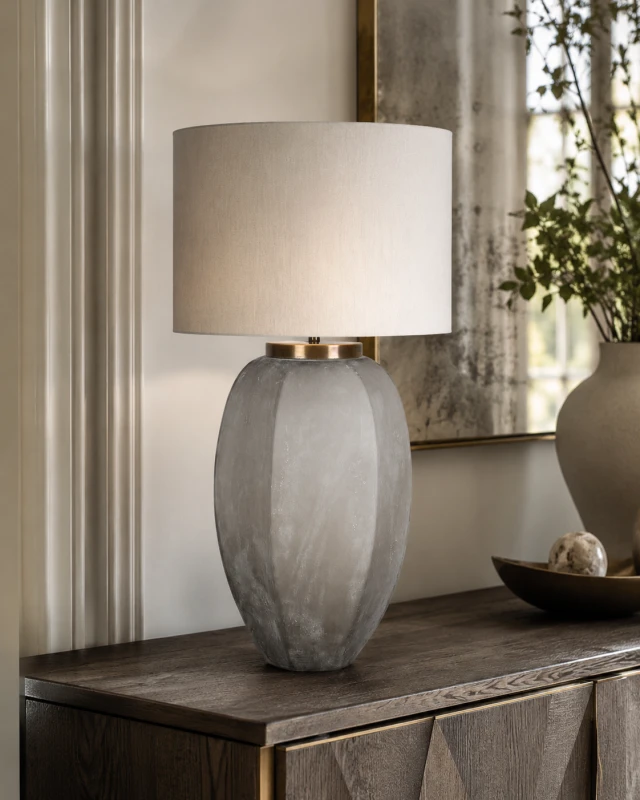 Duża szklana lampa stołowa Potli 96,5 cm z mosiężnym detalem