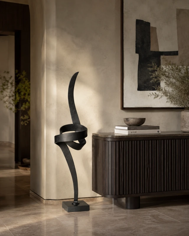Czarna rzeźba podłogowa Eccleston 128 cm z aluminium