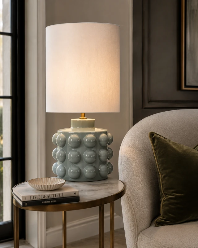 Lampa stołowa Kew 70 cm ustawiona na konsoli w eleganckim neutralnym wnętrzu
