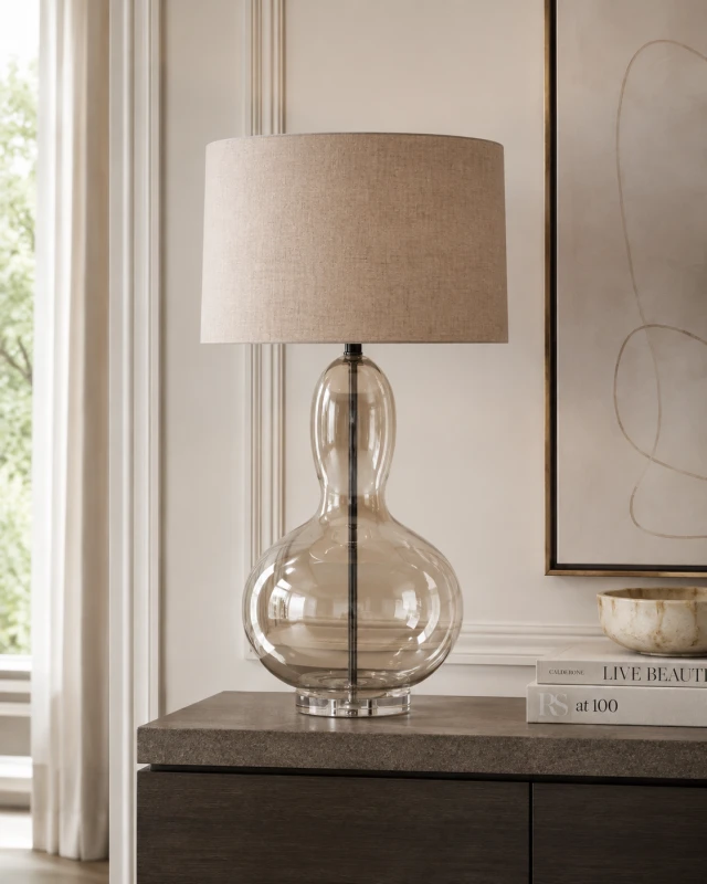 Bursztynowa lampa stołowa Langham w eleganckim wnętrzu