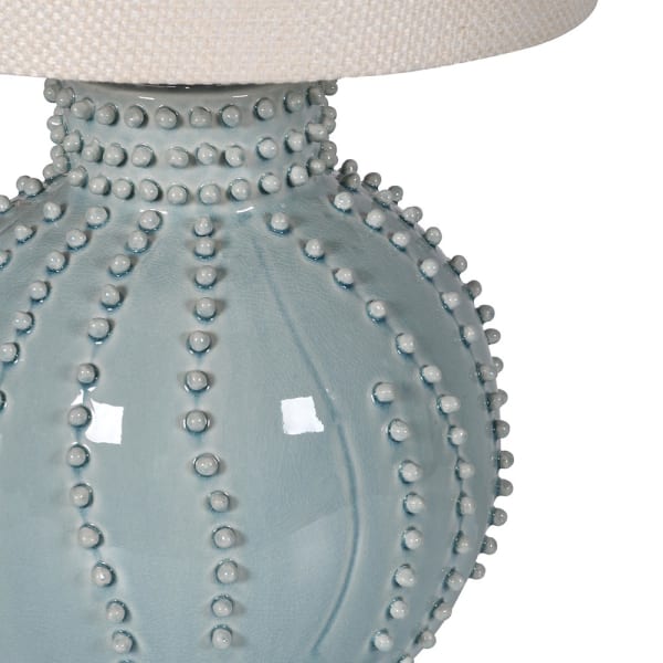 Detal szkliwionej ceramicznej podstawy lampy Regent Blue z dekoracyjnymi wypukłościami
