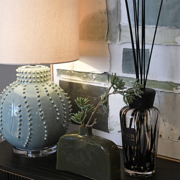 Pastelowa niebieska lampa stołowa Regent Blue ustawiona na konsoli w eleganckim wnętrzu