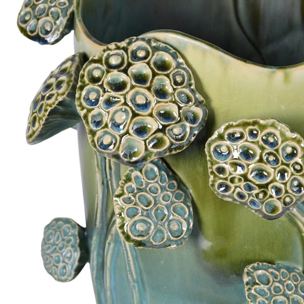 Detal ceramicznych główek nasiennych lotosu na zielonym wazonie Lotus