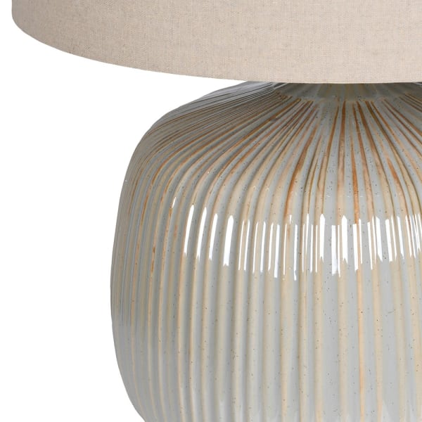 Audrey Large ceramiczna lampa z żłobioną podstawą i lnianym abażurem