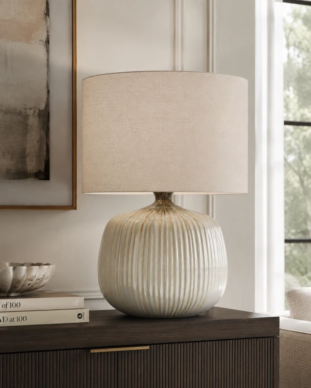 Audrey Large żłobiona ceramiczna lampa stołowa z jasnym abażurem
