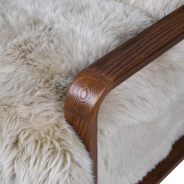 Fotel Belgravia – detal dębowego podłokietnika i tapicerki sheepskin