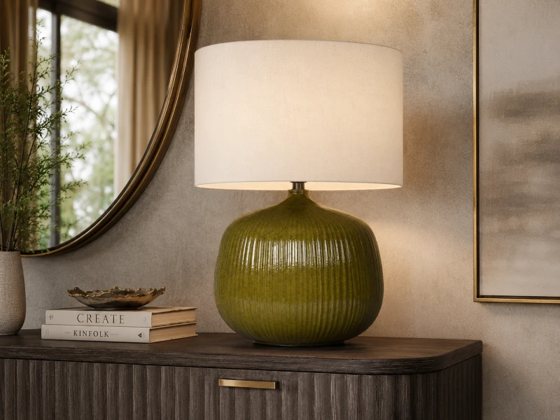 Lampa stołowa Marylebone Olive na komodzie w eleganckim salonie