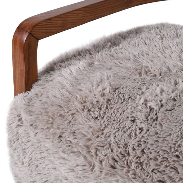 Detal tapicerki faux fur i jesionowego podłokietnika fotela Hampstead