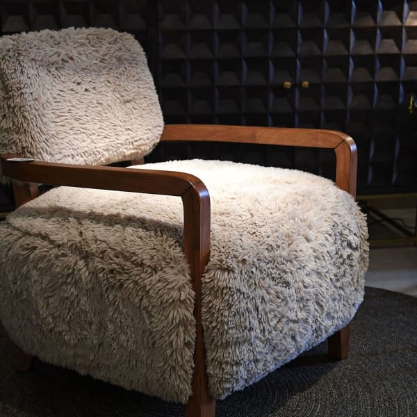 Fotel Hampstead z jasną tapicerką faux fur w eleganckim wnętrzu