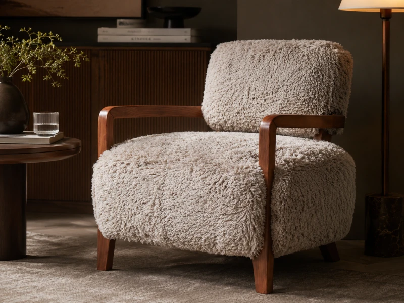 Fotel Hampstead z miękką tapicerką faux fur i drewnianymi podłokietnikami