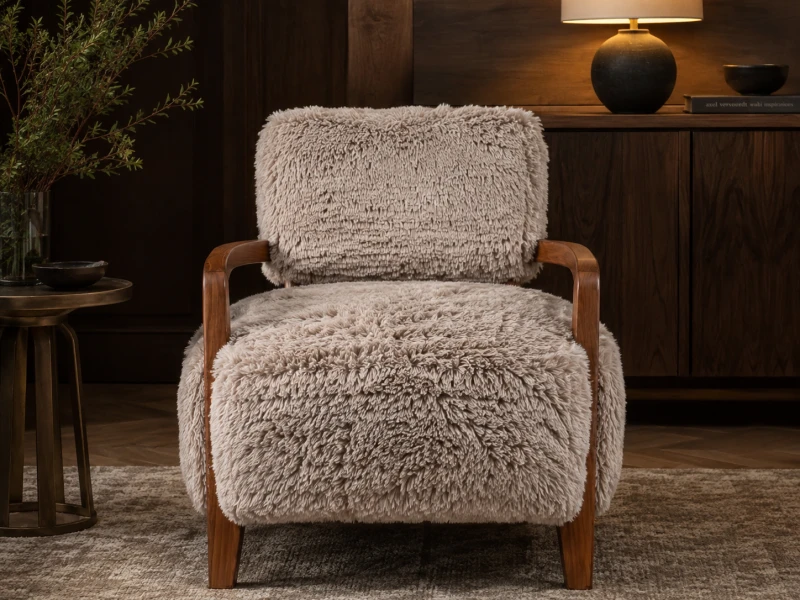 Jasny fotel faux fur Hampstead w luksusowym salonie
