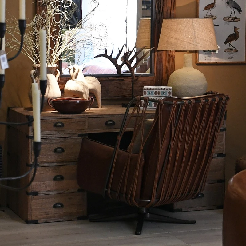 Brązowy fotel skórzany Chelsea w eleganckim gabinecie