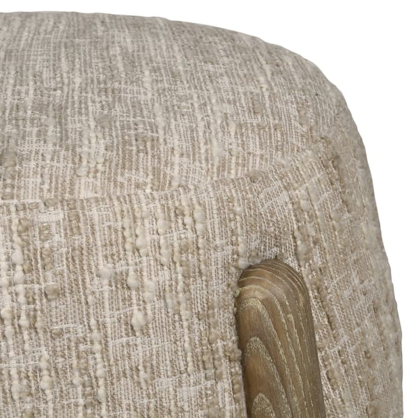 Detal teksturowanej tapicerki pufy Belsize Bouclé