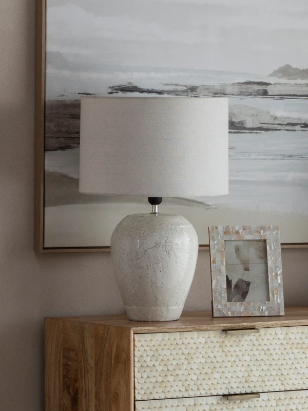 Biała ceramiczna lampa stołowa z lnianym abażurem