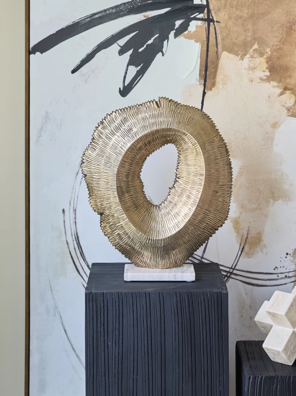 Rzeźba Golden 39 cm ustawiona na czarnym postumencie