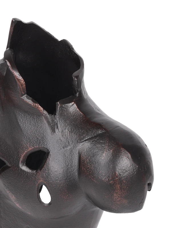 Detal wykończenia Antique Black rzeźby Chelsea Torso