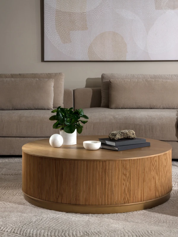 Stolik kawowy Chiswick 112 cm w neutralnym salonie