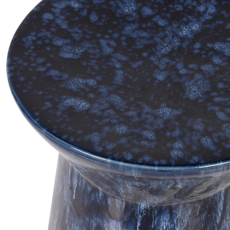 Detal granatowo-niebieskiego szkliwa stołka ceramicznego Kew Midnight Blue