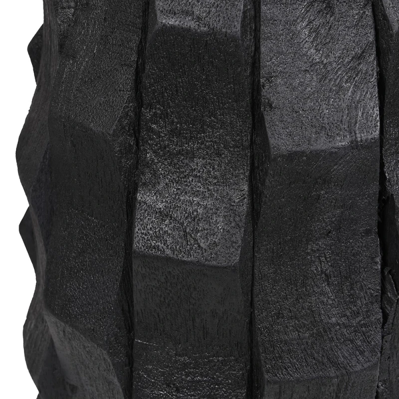 Detal rzeźbiarskiej podstawy z czarnego drewna mango lampy Obsidian